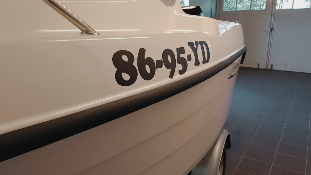 snelle motorboot met registratie sticker